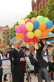 Stadtrat Helmut Schmid ließ zur Maidult Eröffnung Ballons fliegen (©Foto: Martin Schmitz)